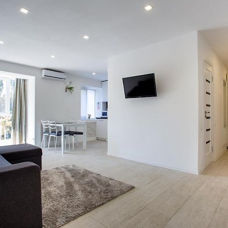 Apartment On Ushakova ヘルソン エクステリア 写真