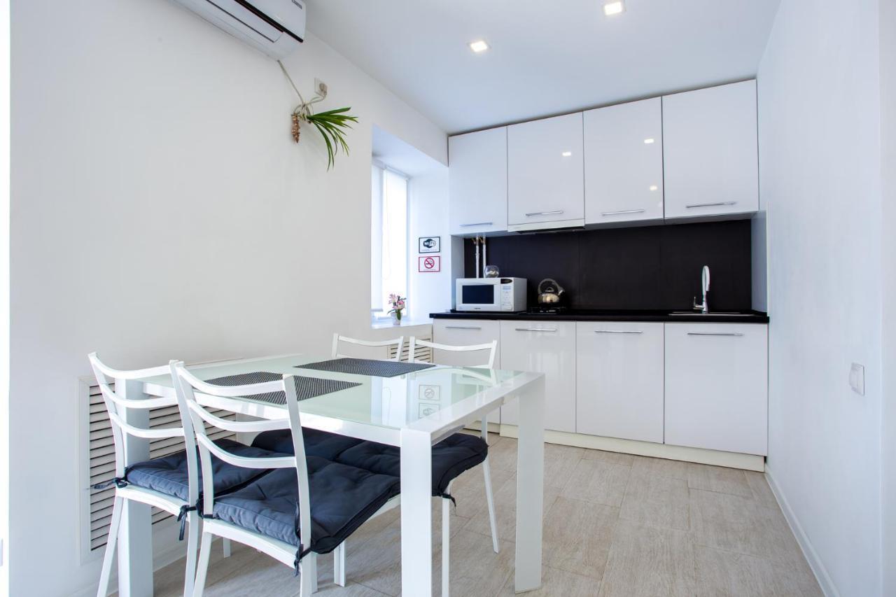 Apartment On Ushakova ヘルソン エクステリア 写真